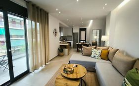 Floral Home 2 - 1St Floor Apt With Private Parking!