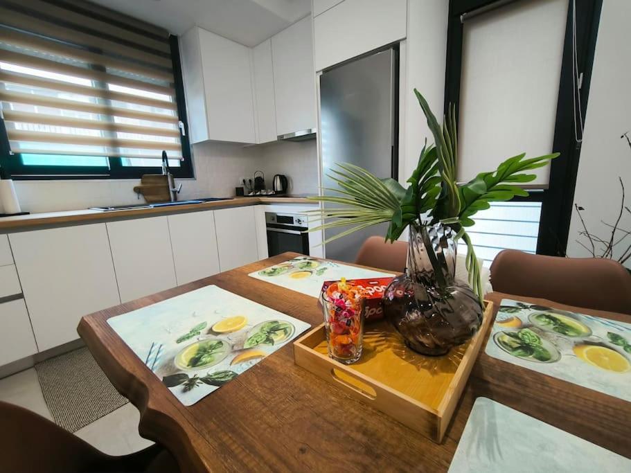 Floral Home 2 - 1St Floor Apt With Private Parking! Αθήνα Εξωτερικό φωτογραφία