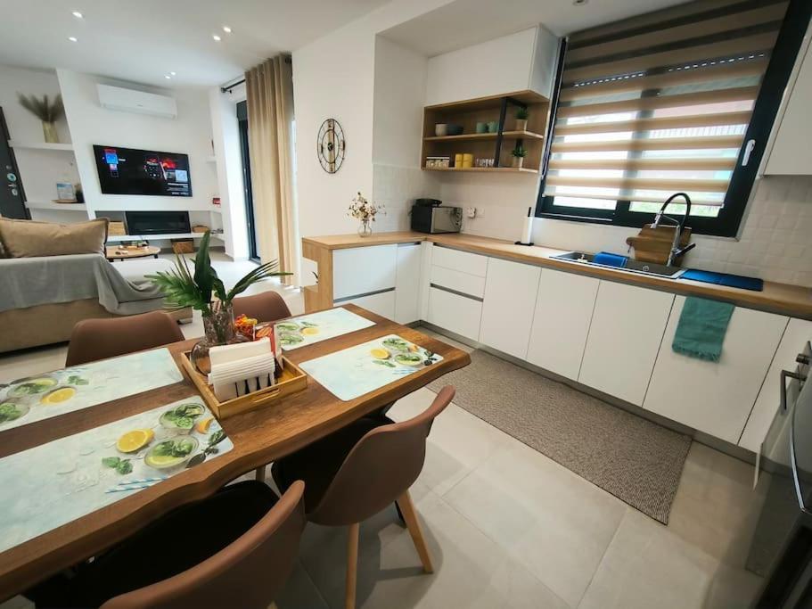 Floral Home 2 - 1St Floor Apt With Private Parking! Αθήνα Εξωτερικό φωτογραφία